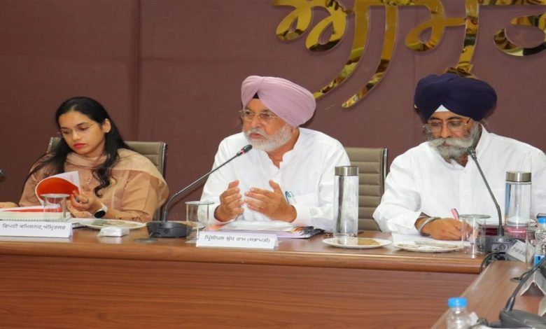 ਸਫਲਤਾ ਨਾਲ ਚਲਾਏ ਜਾ ਰਹੇ ਸੈਲਫ ਹੈਲਪ ਗਰੁੱਪਾਂ ਲਈ ਵਿਧਾਨ ਸਭਾ ਕਮੇਟੀ ਵੱਲੋਂ ਜ਼ਿਲ੍ਹਾ ਪ੍ਰਸ਼ਾਸਨ ਦੀ ਸਰਾਹਨਾ