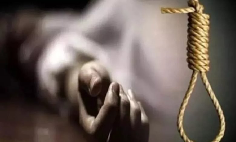 ਪੰਜਾਬ ਯੂਨੀਵਰਸਿਟੀ 'ਚ ਕੰਮ ਕਰਦੇ ਕਰਮਚਾਰੀ ਦੀ ਬੇਟੀ ਨੇ ਲਿਆ ਫਾਹਾ, ਸੁਸਾਈਡ ਨੋਟ 'ਚ ਲਿਖਿਆ ਇਹ ਪੰਜਾਬ ਯੂਨੀਵਰਸਿਟੀ 'ਚ ਕੰਮ ਕਰਦੇ ਕਰਮਚਾਰੀ ਦੀ ਬੇਟੀ ਨੇ ਲਿਆ ਫਾਹਾ, ਸੁਸਾਈਡ ਨੋਟ 'ਚ ਲਿਖਿਆ ਇਹ