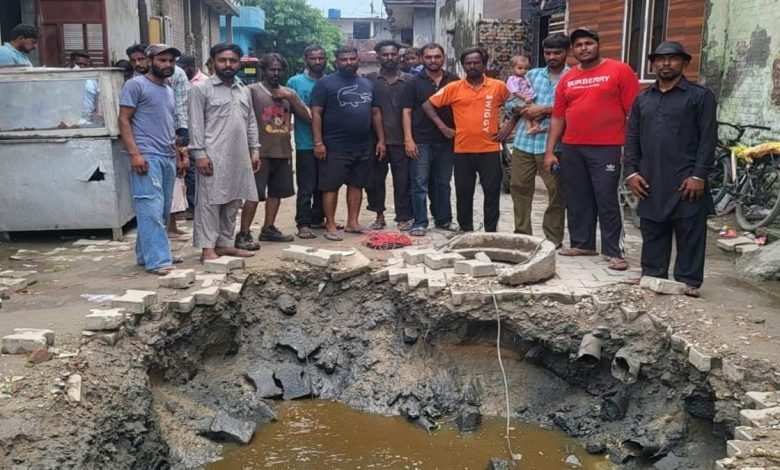 ਸੀਵਰੇਜ ਦੇ ਅਧੂਰੇ ਕੰਮ ਨੂੰ ਲੈ ਕੇ ਕੀਤਾ ਰੋਸ ਮੁਜ਼ਾਹਰਾ