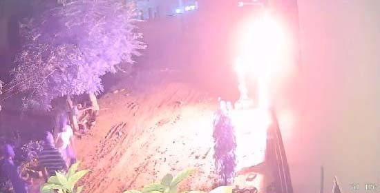  पंजाब में बाइक सवार 3 बदमाशों ने घर पर पेट्रोल बम से किया हमला, CCTV में कैद हुई पूरी वारदात