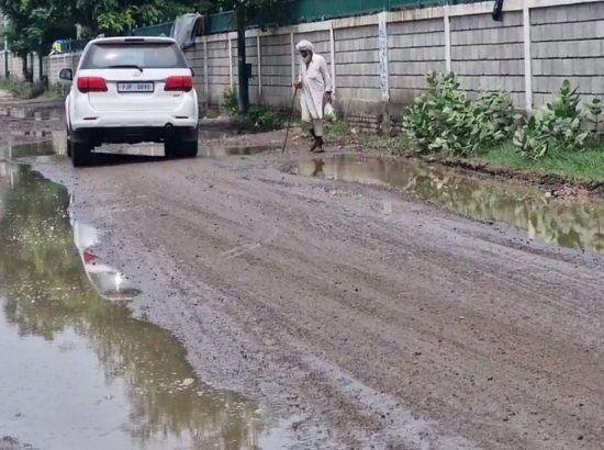 ਖੰਨਾ ਰਾਹੌਣ ਮੰਡੀ ਦੀ ਖ਼ਸਤਾਹਾਲ ਸੜਕ ਕਿਸਾਨਾਂ ਤੇ ਵਪਾਰੀਆਂ ਲਈ ਬਣੀ ਮੁਸੀਬਤ