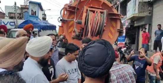 ਪ੍ਰਤਾਪ ਬਾਜਵਾ ਨੇ ਸੂਪਰ ਸੱਕਰ ਮਸ਼ੀਨ ਦਾ ਜਾਈਜ਼ਾ ਲਿਆ 