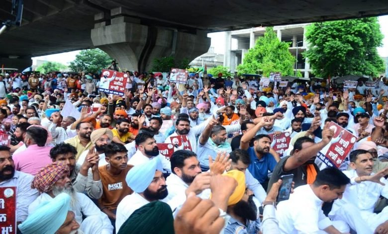 ਕਾਂਗਰਸ ਵੱਲੋਂ ਨਵੀਂ ਲੈਂਡ ਪੂਲਿੰਗ ਨੀਤੀ ਖ਼ਿਲਾਫ਼ ਰੋਸ ਧਰਨਾ ਦਿੱਤਾ ਗਿਆ ਕਾਂਗਰਸ ਵੱਲੋਂ ਨਵੀਂ ਲੈਂਡ ਪੂਲਿੰਗ ਨੀਤੀ ਖ਼ਿਲਾਫ਼ ਰੋਸ ਧਰਨਾ ਦਿੱਤਾ ਗਿਆ