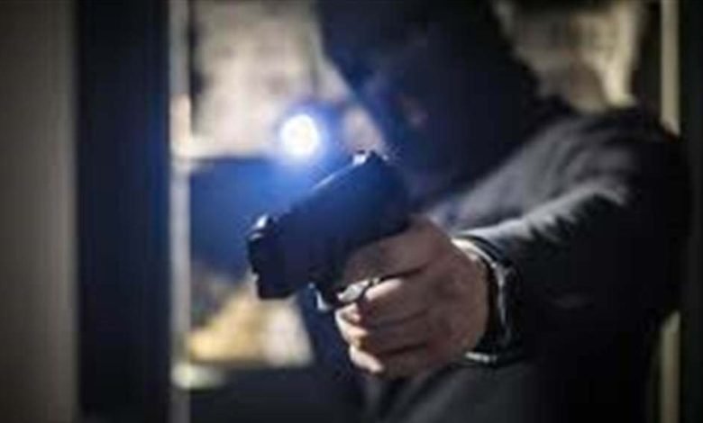 ਅੰਮ੍ਰਿਤਸਰ ’ਚ ਦੇਰ ਰਾਤ ਚੱਲੀਆਂ ਠਾਹ-ਠਾਹ ਗੋਲ਼ੀਆਂ, ਰਾਹ ਜਾਂਦੇ ਨੌਜਵਾਨ ਦੀ ਮੌਤ ਅੰਮ੍ਰਿਤਸਰ ’ਚ ਦੇਰ ਰਾਤ ਚੱਲੀਆਂ ਠਾਹ-ਠਾਹ ਗੋਲ਼ੀਆਂ, ਰਾਹ ਜਾਂਦੇ ਨੌਜਵਾਨ ਦੀ ਮੌਤ