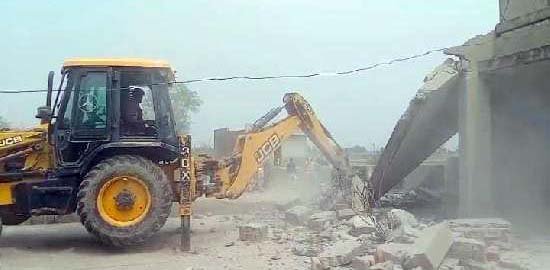 नशे के तस्कर के खिलाफ सरकार की सख्त कार्रवाई, अवैध निर्माण हुआ जमींदोज नशे के तस्कर के खिलाफ सरकार की सख्त कार्रवाई, अवैध निर्माण हुआ जमींदोज