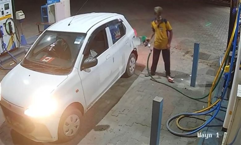 ਪੈਟਰੋਲ ਪੰਪ 'ਤੇ ਤੇਲ ਪਵਾਉਣ ਮਗਰੋਂ ਬਿਨਾਂ ਪੈਸੇ ਦਿੱਤੇ ਕਾਰ ਚਾਲਕ ਫਰਾਰ, ਘਟਨਾ ਸੀਸੀਟੀਵੀ 'ਚ ਕੈਦ ਪੈਟਰੋਲ ਪੰਪ 'ਤੇ ਤੇਲ ਪਵਾਉਣ ਮਗਰੋਂ ਬਿਨਾਂ ਪੈਸੇ ਦਿੱਤੇ ਕਾਰ ਚਾਲਕ ਫਰਾਰ, ਘਟਨਾ ਸੀਸੀਟੀਵੀ 'ਚ ਕੈਦ