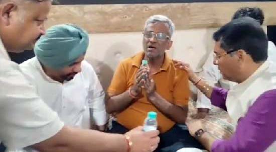 ਅਬੋਹਰ ਕਤਲ ਮਾਮਲਾ: ਪੀੜਤ ਪਰਿਵਾਰ ਨੇ ਮੋਦੀ ਸਰਕਾਰ 'ਤੇ ਚੁੱਕੇ ਸਖ਼ਤ ਸਵਾਲ ਅਬੋਹਰ ਕਤਲ ਮਾਮਲਾ: ਪੀੜਤ ਪਰਿਵਾਰ ਨੇ ਮੋਦੀ ਸਰਕਾਰ 'ਤੇ ਚੁੱਕੇ ਸਖ਼ਤ ਸਵਾਲ