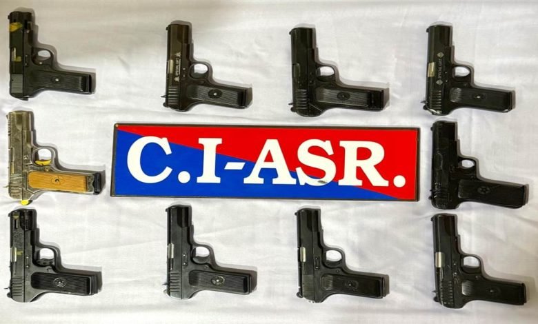 ਅੰਮ੍ਰਿਤਸਰ 'ਚ ਸਰਹੱਦ ਪਾਰੋਂ ਹਥਿਆਰਾਂ ਦੀ ਤਸਕਰੀ ਨੈੱਟਵਰਕ ਦਾ ਪਰਦਾਫਾਸ਼ ; 10 ਪਿਸਤੌਲਾਂ ਸਮੇਤ ਇਕ ਕਾਬੂ