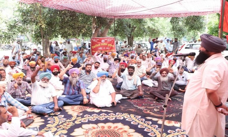 ਮੁੱਖ ਚੀਫ ਇੰਜੀਨੀਅਰ ਦੇ ਦਫ਼ਤਰ ਦੇ ਬਾਹਰ ਬਿਜਲੀ ਮੁਲਾਜ਼ਮਾਂ ਵੱਲੋਂ ਸਰਕਲ ਪੱਧਰ ਦਾ ਧਰਨਾ, 27 ਜੁਲਾਈ ਨੂੰ ਬਿਜਲੀ ਮੰਤਰੀ ਦੀ ਕੋਠੀ ਦਾ ਘਿਰਾਓ