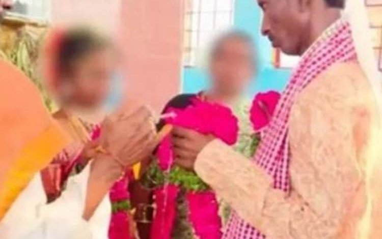 40 ਸਾਲਾ ਅਧਿਆਪਕਾ ਨੇ 8ਵੀਂ ਜਮਾਤ ਦੀ ਵਿਦਿਆਰਥਣ ਨਾਲ ਕੀਤਾ ਵਿਆਹ, ਲਾੜੇ ਤੇ ਪੁਜਾਰੀ ਖਿਲਾਫ ਮਾਮਲਾ ਦਰਜ
