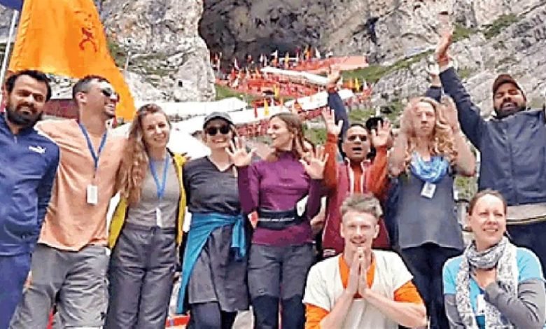 ਵਿਦੇਸ਼ਾਂ 'ਚ ਵੀ ਅਮਰਨਾਥ ਯਾਤਰਾ ਦਾ ਉਤਸਾਹ, 6 ਦੇਸ਼ਾਂ ਦੇ ਸ਼ਰਧਾਲੂਆਂ ਨੇ ਪਵਿੱਤਰ ਗੁਫਾ 'ਚ ਟੇਕਿਆ ਮੱਥਾ ਵਿਦੇਸ਼ਾਂ 'ਚ ਵੀ ਅਮਰਨਾਥ ਯਾਤਰਾ ਦਾ ਉਤਸਾਹ, 6 ਦੇਸ਼ਾਂ ਦੇ ਸ਼ਰਧਾਲੂਆਂ ਨੇ ਪਵਿੱਤਰ ਗੁਫਾ 'ਚ ਟੇਕਿਆ ਮੱਥਾ