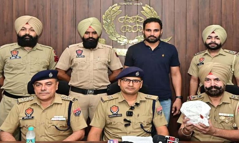 ਕਿਤਾਬਾਂ ਦੀ ਜਗ੍ਹਾ ਬੈਗ 'ਚ ਹੈਰੋਇਨ...ਨਸ਼ੇ ਨੇ ਨਿਗਲਿਆ ਪੰਜਾਬ ਦਾ ਭਵਿੱਖ; 500 ਗ੍ਰਾਮ ਹੈਰੋਇਨ ਸਮੇਤ BA ਦਾ ਵਿਦਿਆਰਥੀ ਗ੍ਰਿਫ਼ਤਾਰ