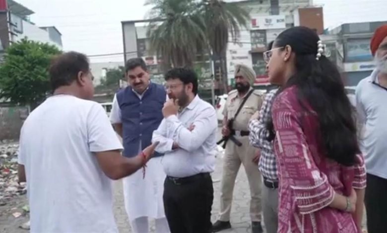 ਤੜਕੇ ਸਵੇਰੇ ਪਟਿਆਲਾ 'ਚ ਪੁੱਜੇ ਲੋਕਲ ਬਾਡੀ ਮੰਤਰੀ,ਕੁੜੇ ਦੇ ਢੇਰ ਦੇਖ ਹੋਏ ਹੈਰਾਨ; ਕਮਿਸ਼ਨਰ ਤੇ ਮੇਅਰ ਨੂੰ ਕੀਤੇ ਸਵਾਲ ਤੜਕੇ ਸਵੇਰੇ ਪਟਿਆਲਾ 'ਚ ਪੁੱਜੇ ਲੋਕਲ ਬਾਡੀ ਮੰਤਰੀ,ਕੁੜੇ ਦੇ ਢੇਰ ਦੇਖ ਹੋਏ ਹੈਰਾਨ; ਕਮਿਸ਼ਨਰ ਤੇ ਮੇਅਰ ਨੂੰ ਕੀਤੇ ਸਵਾਲ