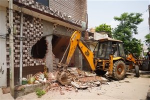 ਨਿਊ ਹਰਦਿਆਲ ਨਗਰ ’ਚ ਬਦਨਾਮ ਨਸ਼ਾ ਤਸਕਰ ਦੀ ਗੈਰ-ਕਾਨੂੰਨੀ ਉਸਾਰੀ ਢਾਹੀ