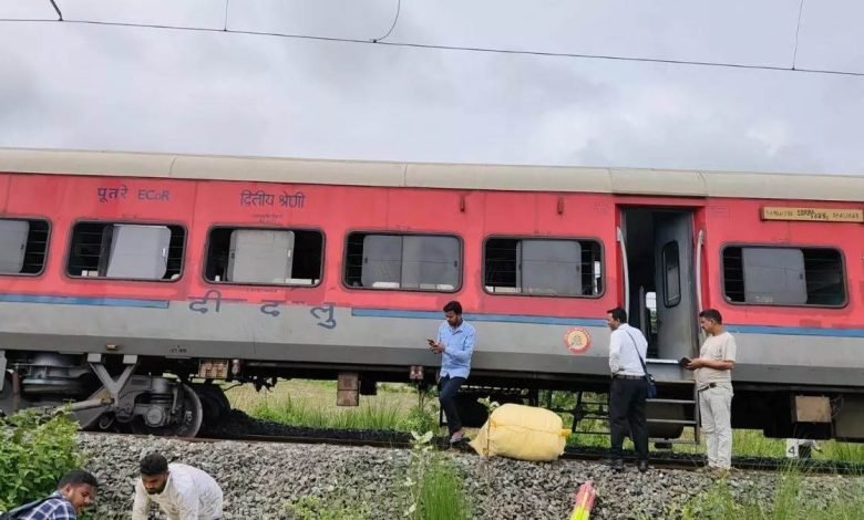 ਸੰਬਲਪੁਰ-ਸ਼ਾਲੀਮਾਰ ਮਹਿਮਾ ਗੋਸਾਈਂ ਐਕਸਪ੍ਰੈਸ ਟ੍ਰੇਨ ਪਟੜੀ ਤੋਂ ਉਤਰੀ, ਕਈ ਰੇਲਗੱਡੀਆਂ ਦਾ ਰੂਟ ਹੋਇਆ ਠੱਪ