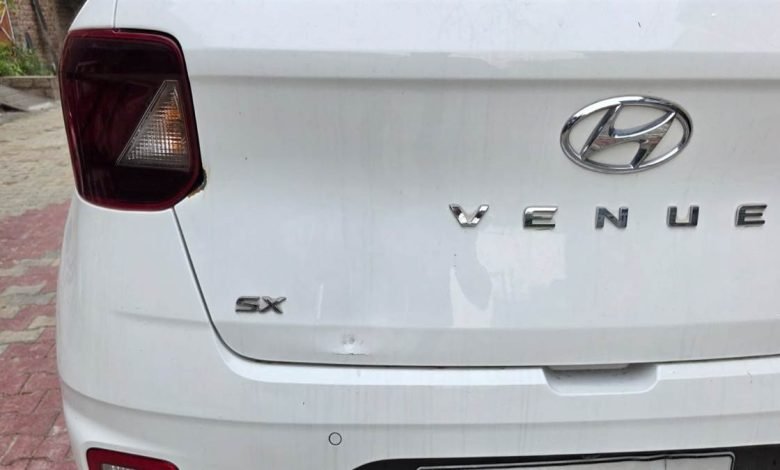 ਫੋਨ 'ਤੇ ਧਮਕੀਆਂ ਮਿਲਣ ਤੋਂ ਬਾਅਦ ਹਮਲਾਵਰਾਂ ਨੇ ਸਮਾਜ ਸੇਵਕ ਦੀ ਕਾਰ ਘੇਰ ਕੇ ਚਲਾਈਆਂ ਗੋਲੀਆਂ ਫੋਨ 'ਤੇ ਧਮਕੀਆਂ ਮਿਲਣ ਤੋਂ ਬਾਅਦ ਹਮਲਾਵਰਾਂ ਨੇ ਸਮਾਜ ਸੇਵਕ ਦੀ ਕਾਰ ਘੇਰ ਕੇ ਚਲਾਈਆਂ ਗੋਲੀਆਂ