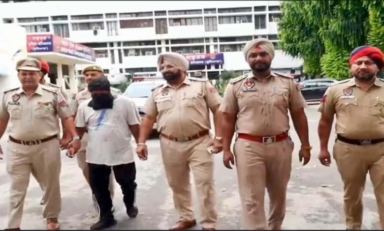 ਔਰਤ ਦਾ ਕਤਲ ਕਰਨ ਵਾਲਾ ਆਇਆ ਪੁਲਿਸ ਅੜਿੱਕੇ ਔਰਤ ਦਾ ਕਤਲ ਕਰਨ ਵਾਲਾ ਆਇਆ ਪੁਲਿਸ ਅੜਿੱਕੇ