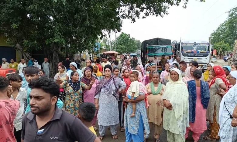 ਮੀਂਹ ਨੇ ਖੋਲ੍ਹੀ ਪ੍ਰਸ਼ਾਸਨ ਦੀ ਪੋਲ, ਮੋਗਾ 'ਚ ਘਰਾਂ ਅੰਦਰ ਦਾਖਲ ਹੋਇਆ ਗੰਦਾ ਪਾਣੀ, ਗੁੱਸੇ 'ਚ ਆਏ ਲੋਕਾਂ ਨੇ ਲਾਇਆ ਧਰਨਾ