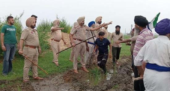ਕਿਸਾਨਾਂ ਦੀ ਫ਼ਸਲ NHAI ਵੱਲੋਂ ਫ਼ਸਲ ਤਬਾਹ, ਭਖਿਆ ਵਿਵਾਦ ਕਿਸਾਨਾਂ ਦੀ ਫ਼ਸਲ NHAI ਵੱਲੋਂ ਫ਼ਸਲ ਤਬਾਹ, ਭਖਿਆ ਵਿਵਾਦ