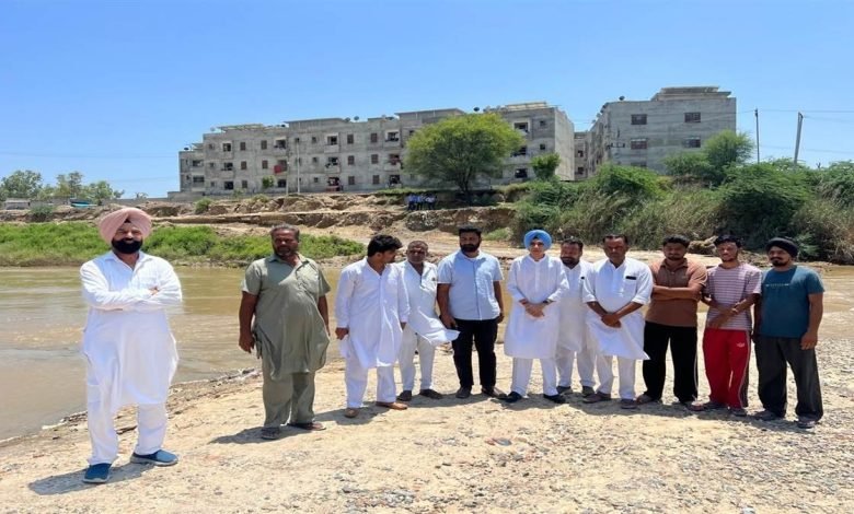 ਸ੍ਰੀ ਮੁਕਤਸਰ ਸਾਹਿਬ ਨਾਲੋਂ ਫਿਰ ਟੁੱਟਿਆ ਕਈ ਪਿੰਡਾਂ ਦਾ ਸੰਪਰਕ, ਚੰਦਭਾਨ ਡਰੇਨ ’ਤੇ ਪੁੱਜੇ ਅਕਾਲੀ ਦਲ ਦੇ ਵਾਇਸ ਯੂਥ ਪ੍ਰਧਾਨ ਸ੍ਰੀ ਮੁਕਤਸਰ ਸਾਹਿਬ ਨਾਲੋਂ ਫਿਰ ਟੁੱਟਿਆ ਕਈ ਪਿੰਡਾਂ ਦਾ ਸੰਪਰਕ, ਚੰਦਭਾਨ ਡਰੇਨ ’ਤੇ ਪੁੱਜੇ ਅਕਾਲੀ ਦਲ ਦੇ ਵਾਇਸ ਯੂਥ ਪ੍ਰਧਾਨ