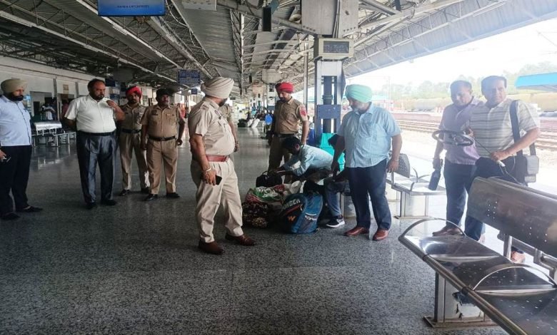 ਯਾਤਰੀਆਂ ਦੀ ਸੁਰੱਖਿਆ ਲਈ ਪਠਾਨਕੋਟ ਕੈਂਟ ਸਟੇਸ਼ਨ ’ਤੇ ਚੈਕਿੰਗ ਮੁਹਿੰਮ ਚਲਾਈ