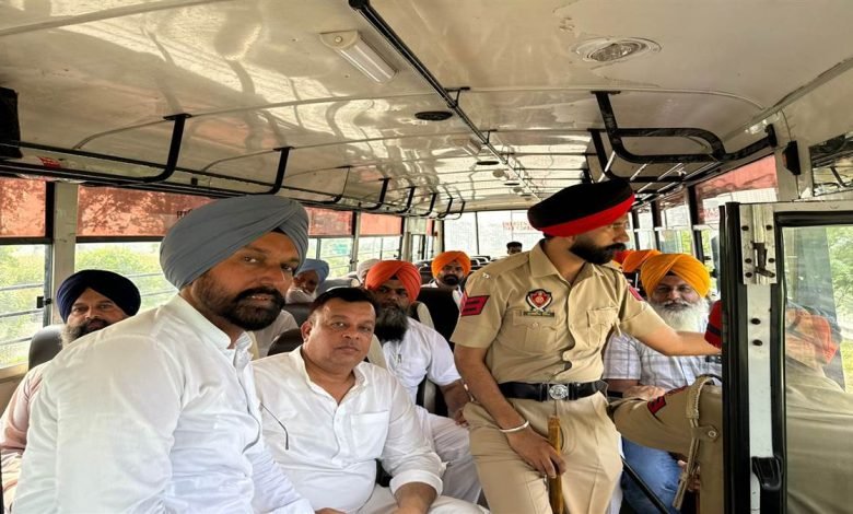 ਮਜੀਠੀਏ ਦੇ ਹੱਕ 'ਚ ਜਾਂਦੇ ਬਰਨਾਲਾ ਦੇ ਅਕਾਲੀ ਆਗੂ ਪੁਲਿਸ ਨੇ ਫੜੇ, ਹਿਰਾਸਤ 'ਚ ਲੈ ਕੇ ਧਨੌਲਾ ਥਾਣੇ ਲਿਆਂਦੇ