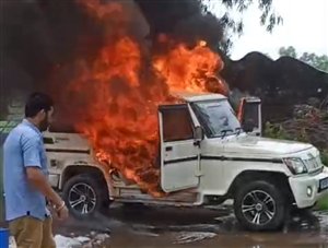 ਸੜਕ ਕਿਨਾਰੇ ਖੜ੍ਹੀ ਬੋਲੈਰੋ ਕਾਰ ਨੂੰ ਲੱਗੀ ਅੱਗ, ਫਾਇਰ ਬ੍ਰਿਗੇਡ ਟੀਮ ਨੇ ਕੀਤਾ ਬਚਾਅ