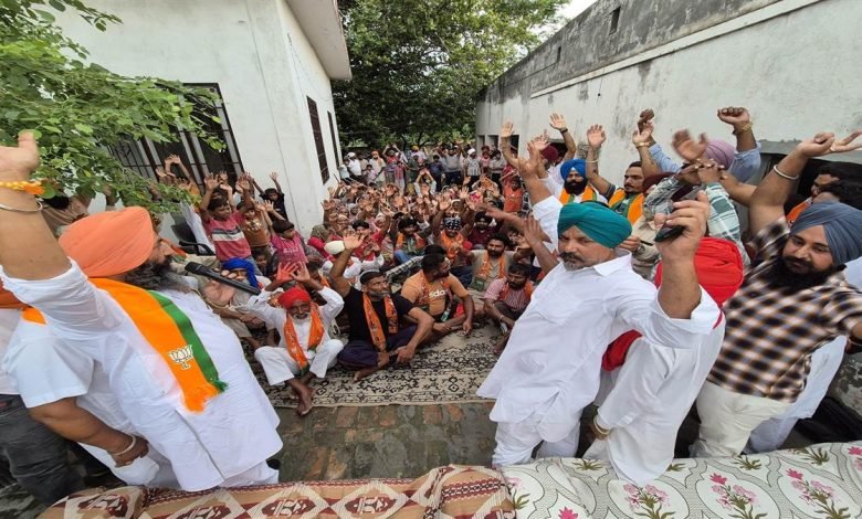 ਨੌਸ਼ਹਿਰਾ ਢਾਲਾ ਦੇ ਸਾਬਕਾ ਪੰਚਾਇਤ ਮੈਂਬਰ ਸਣੇ ਅਨੇਕਾਂ ਪਰਿਵਾਰ ਸੰਧੂ ਦੀ ਅਗਵਾਈ ਹੇਠ ਭਾਜਪਾ ’ਚ ਸ਼ਾਮਲ