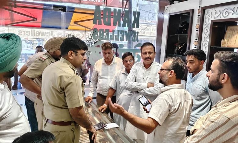 ਜਵੈਲਰਜ਼ ਦੇ ਸ਼ੋਅਰੂਮ 'ਤੇ ਗੋਲ਼ੀਬਾਰੀ, ਦਿਨ-ਦਿਹਾੜੇ ਭੀੜ ਵਾਲੇ ਇਲਾਕੇ 'ਚ ਵਾਪਰੀ ਘਟਨਾ