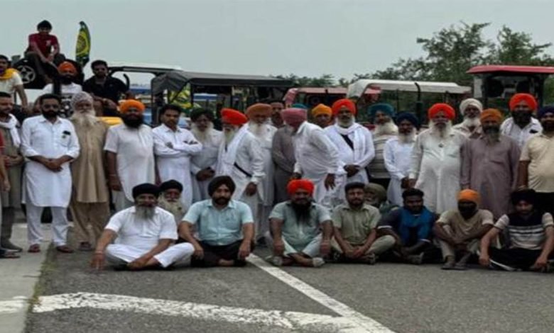 ਮੁੱਦਕੀ ਵਿਖੇ ਲੈਂਡ ਪੂਲਿੰਗ ਪਾਲਸੀ ਦੇ ਵਿਰੋਧ ’ਚ ਕੱਢਿਆ ਟਰੈਕਟਰ ਮਾਰਚ ਮੁੱਦਕੀ ਵਿਖੇ ਲੈਂਡ ਪੂਲਿੰਗ ਪਾਲਸੀ ਦੇ ਵਿਰੋਧ ’ਚ ਕੱਢਿਆ ਟਰੈਕਟਰ ਮਾਰਚ