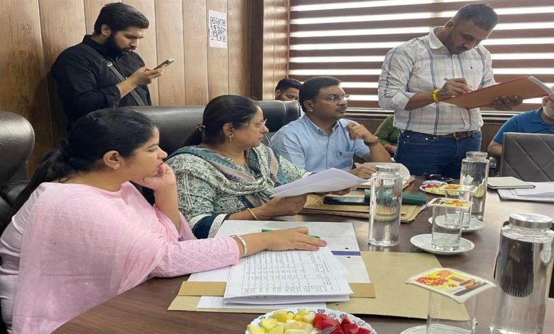 ਵਿਧਾਇਕਾ ਛੀਨਾ ਤੇ ਮੇਅਰ ਵੱਲੋਂ ਨਿਗਮ ਅਧਿਕਾਰੀਆਂ ਨਾਲ ਮੀਟਿੰਗ