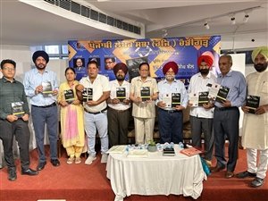 ਡਾ. ਮਨਜੀਤ ਸਿੰਘ ਬੱਲ ਦੀ ਕਿਤਾਬ 'ਗੱਲਾਂ ਆਰ ਪਾਰ ਦੀਆਂ' ਦਾ ਹੋਇਆ ਲੋਕ ਅਰਪਣ ਸਮਾਰੋਹ ਡਾ. ਮਨਜੀਤ ਸਿੰਘ ਬੱਲ ਦੀ ਕਿਤਾਬ 'ਗੱਲਾਂ ਆਰ ਪਾਰ ਦੀਆਂ' ਦਾ ਹੋਇਆ ਲੋਕ ਅਰਪਣ ਸਮਾਰੋਹ