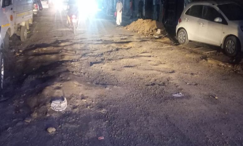 ਬਰਸਾਤੀ ਮੌਸਮ ’ਚ ਪੁੱਟੀ ਸੜਕ ਦੁਕਾਨਦਾਰਾਂ ਤੇ ਰਾਹਗੀਰਾਂ ਲਈ ਬਣੀ ਸਮੱਸਿਆ