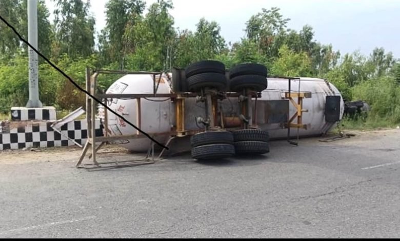 ਜਲੰਧਰ-ਹੁਸ਼ਿਆਰਪੁਰ ਮਾਰਗ 'ਤੇ ਪਲਟਿਆ ਗੈਸ ਵਾਲਾ ਟੈਂਕਰ, ਡਰਾਈਵਰ ਫ਼ਰਾਰ