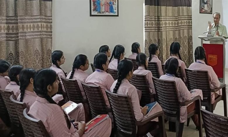 ਸੈਂਟਰਲ ਕਾਨਵੈਂਟ ਸੀਨੀਅਰ ਸੈਕੰਡਰੀ ਸਕੂਲ ਪੱਟੀ ’ਚ ਕਰਵਾਇਆ ਭੌਤਿਕ ਵਿਗਿਆਨ ਵਿਸ਼ੇ ’ਤੇ ਲੈਕਚਰ