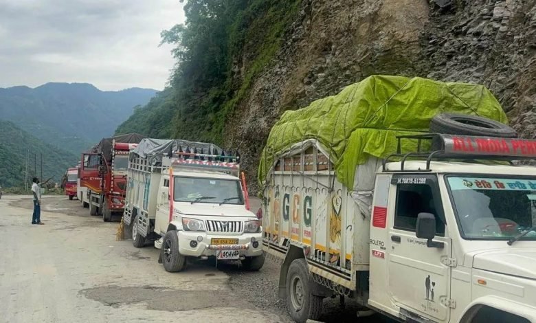 20 ਘੰਟਿਆਂ ਤੋਂ ਵੱਧ ਮੰਡੀ ਦੇ ਹਾਈਵੇਅ 'ਤੇ ਭੁੱਖੇ ਪਿਆਸੇ ਵਾਹਨਾਂ 'ਚੇ ਫਸੇ ਲੋਕ