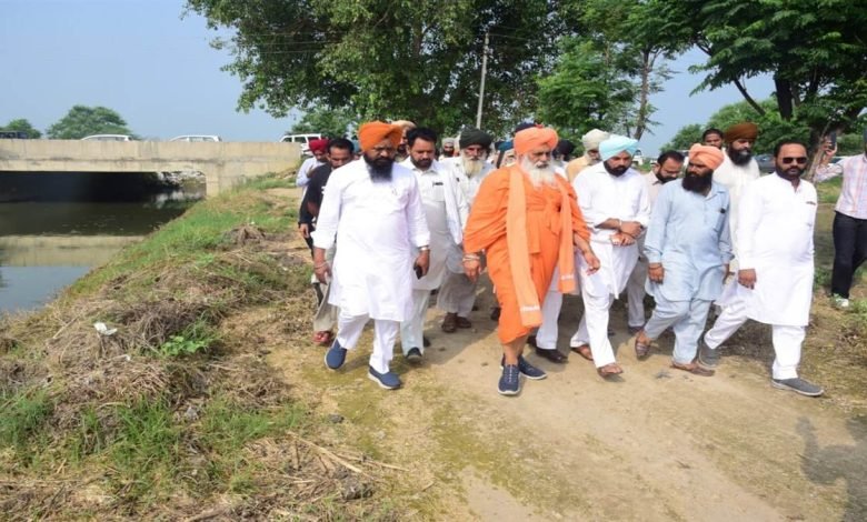 ਸੰਤ ਸੀਚੇਵਾਲ ਤੇ ਵਿਧਾਇਕ ਬਿਲਾਸਪੁਰ ਵੱਲੋਂ ਮੀਂਹ ਤੋਂ ਪ੍ਰਭਾਵਿਤ ਪਿੰਡਾਂ ਦਾ ਦੌਰਾ