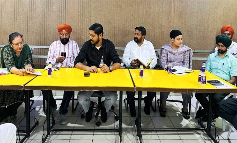 ਵਿਧਾਇਕ ਸ਼ੈਰੀ ਕਲਸੀ ਵਲੋਂ ਬਟਾਲਾ ਹਲਕੇ ਅੰਦਰ ਚੱਲ ਰਹੇ ਵਿਕਾਸ ਕਾਰਜਾਂ ਦਾ ਜਾਇਜ਼ਾ ਲੈਣ ਲਈ ਅਧਿਕਾਰੀਆਂ ਨਾਲ ਵਿਸ਼ੇਸ ਮੀਟਿੰਗ ਵਿਧਾਇਕ ਸ਼ੈਰੀ ਕਲਸੀ ਵਲੋਂ ਬਟਾਲਾ ਹਲਕੇ ਅੰਦਰ ਚੱਲ ਰਹੇ ਵਿਕਾਸ ਕਾਰਜਾਂ ਦਾ ਜਾਇਜ਼ਾ ਲੈਣ ਲਈ ਅਧਿਕਾਰੀਆਂ ਨਾਲ ਵਿਸ਼ੇਸ ਮੀਟਿੰਗ