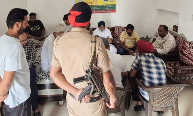 ਭਾਰਤ-ਪਾਕਿ ਸਰਹੱਦ ਤੋਂ ਪਾਰ ਗਏ ਨੌਜਵਾਨ ਅੰਮ੍ਰਿਤਪਾਲ ਦੇ ਪਰਿਵਾਰ ਨੂੰ ਮਿਲੇ ਪ੍ਰਸ਼ਾਸਨਿਕ ਅਧਿਕਾਰੀ