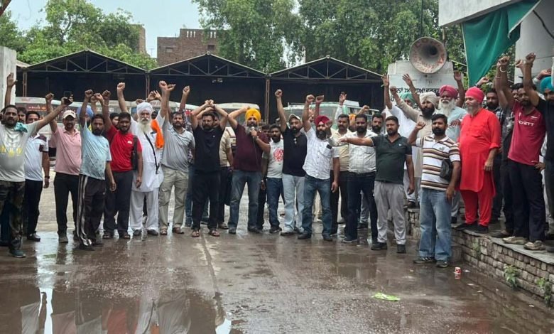 ਮੁੱਖ ਮੰਤਰੀ ਪੰਜਾਬ ਵੱਲੋਂ ਪਨਬਸ/ਪੀ.ਆਰ.ਟੀ.ਸੀ ਕੱਚੇ ਮੁਲਾਜ਼ਮਾਂ ਦੀਆਂ ਮੰਗਾਂ ਨੂੰ ਪੂਰਾ ਕਰਨ ਦਾ ਭਰੋਸਾ ਵੀ ਨਿੱਕਲਿਆ ਝੂਠਾ-ਰੇਸ਼ਮ ਸਿੰਘ ਗਿੱਲ