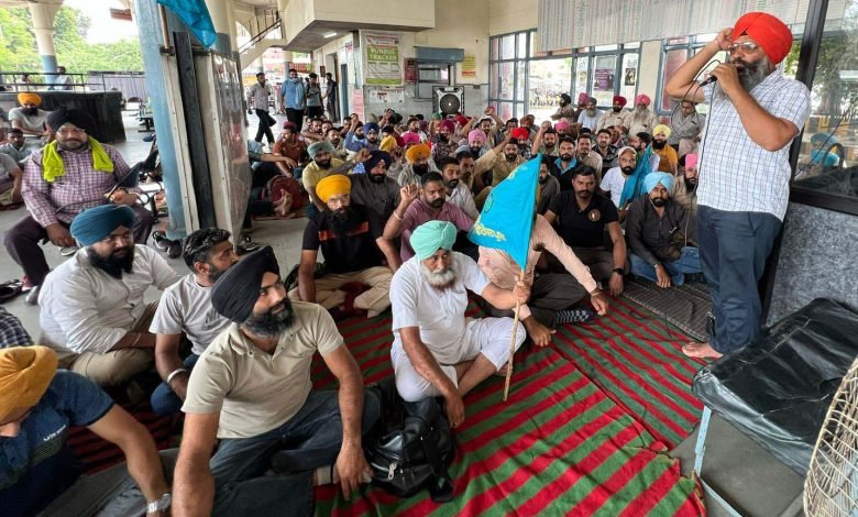 ਮੁੱਖ ਮੰਤਰੀ ਪੰਜਾਬ ਵੱਲੋਂ ਪਨਬਸ/ਪੀ.ਆਰ.ਟੀ.ਸੀ ਕੱਚੇ ਮੁਲਾਜ਼ਮਾਂ ਦੀਆਂ ਮੰਗਾਂ ਨੂੰ ਪੂਰਾ ਕਰਨ ਦਾ ਭਰੋਸਾ ਵੀ ਨਿੱਕਲਿਆ ਝੂਠਾ-ਰੇਸ਼ਮ ਸਿੰਘ ਗਿੱਲ