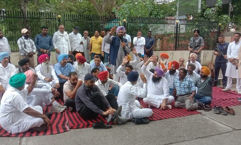 ਪੰਜਾਬ ਸਰਕਾਰ ਦੀ ਜ਼ਮੀਨ ਹੜੱਪਣ ਦੀ ਸਾਜਿਸ਼: 40 ਹਜ਼ਾਰ ਕਿੱਲੇ ਅਤੇ ਫਿਰੋਜ਼ਪੁਰ ਦੀ 313 ਕਿੱਲੇ ਜ਼ਮੀਨ ਖਤਰੇ ਵਿਚ ਪੰਜਾਬ ਸਰਕਾਰ ਦੀ ਜ਼ਮੀਨ ਹੜੱਪਣ ਦੀ ਸਾਜਿਸ਼: 40 ਹਜ਼ਾਰ ਕਿੱਲੇ ਅਤੇ ਫਿਰੋਜ਼ਪੁਰ ਦੀ 313 ਕਿੱਲੇ ਜ਼ਮੀਨ ਖਤਰੇ ਵਿਚ