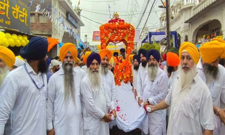 ਸ੍ਰੀ ਗੁਰੂ ਗ੍ਰੰਥ ਸਾਹਿਬ ਜੀ ਦੇ ਪਹਿਲੇ ਪ੍ਰਕਾਸ਼ ਦਿਹਾੜੇ ਮੌਕੇ ਗੁਰਦੁਆਰਾ ਸ੍ਰੀ ਰਾਮਸਰ ਸਾਹਿਬ ਤੋਂ ਸੱਚਖੰਡ ਸ੍ਰੀ ਹਰਿਮੰਦਰ ਸਾਹਿਬ ਤੱਕ ਸਜਾਇਆ ਨਗਰ ਕੀਰਤਨ