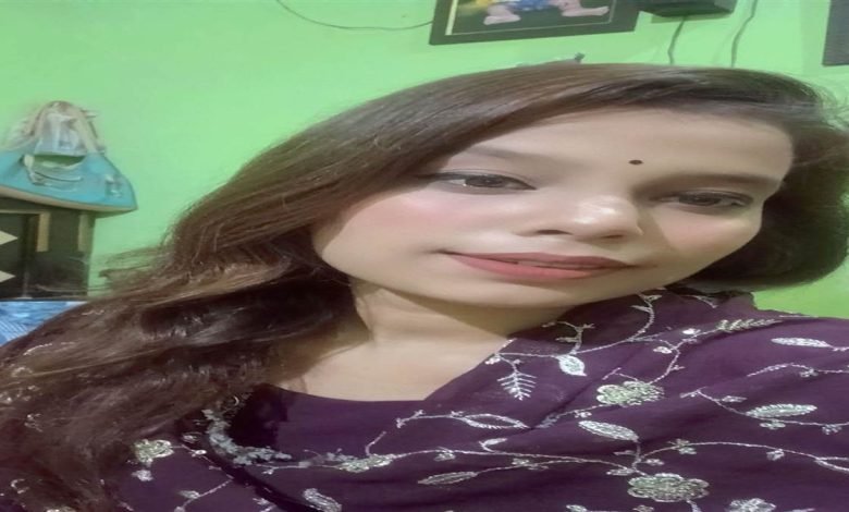 ਭਜਨ ਗਾਇਕਾ ਨੇ ਪਰਿਵਾਰ ਦੀ ਗ਼ੈਰਹਾਜ਼ਰੀ 'ਚ ਚੁੱਕਿਆ ਖ਼ੌਫ਼ਨਾਕ ਕਦਮ, ਪੱਖੇ ਨਾਲ ਲਟਕਦੀ ਮਿਲੀ ਲਾਸ਼ ਭਜਨ ਗਾਇਕਾ ਨੇ ਪਰਿਵਾਰ ਦੀ ਗ਼ੈਰਹਾਜ਼ਰੀ 'ਚ ਚੁੱਕਿਆ ਖ਼ੌਫ਼ਨਾਕ ਕਦਮ, ਪੱਖੇ ਨਾਲ ਲਟਕਦੀ ਮਿਲੀ ਲਾਸ਼