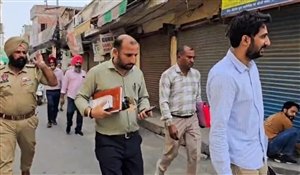 Amritsar 'ਚ ਇਮੀਗ੍ਰੇਸ਼ਨ ਕਾਰੋਬਾਰੀ ਦੇ ਘਰ NIA ਦੀ ਰੇਡ, ਇਹ ਹੈ ਮਾਮਲਾ Amritsar 'ਚ ਇਮੀਗ੍ਰੇਸ਼ਨ ਕਾਰੋਬਾਰੀ ਦੇ ਘਰ NIA ਦੀ ਰੇਡ, ਇਹ ਹੈ ਮਾਮਲਾ