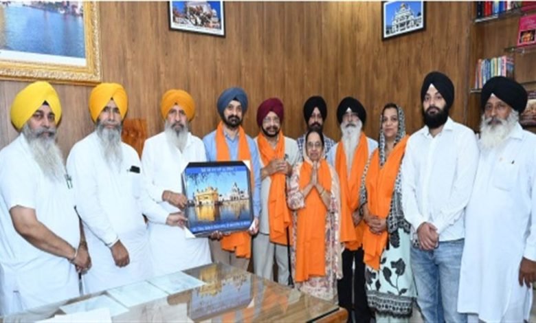 ਸ੍ਰੀ ਹਰਿਮੰਦਰ ਸਾਹਿਬ ਨਤਸਮਤਕ ਹੋਣ ਪੁੱਜੇ ਡਾ. ਮਨਦੀਪ ਸਿੰਘ ਦਾ ਕੀਤਾ ਸਨਮਾਨ ਸ੍ਰੀ ਹਰਿਮੰਦਰ ਸਾਹਿਬ ਨਤਸਮਤਕ ਹੋਣ ਪੁੱਜੇ ਡਾ. ਮਨਦੀਪ ਸਿੰਘ ਦਾ ਕੀਤਾ ਸਨਮਾਨ