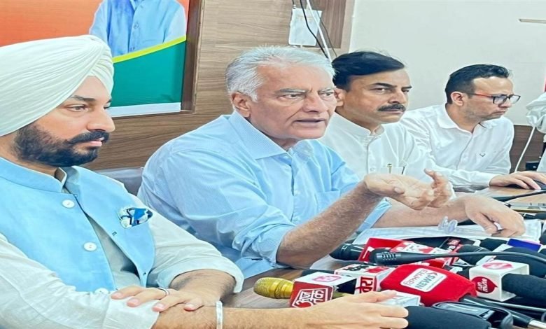 ਸੁਵਿਧਾ ਸੈਂਟਰਾਂ ’ਚ ਗਰੀਬਾਂ ਨੂੰ ਨਹੀਂ ਮਿਲ ਰਿਹਾ ਕੇਂਦਰੀ ਯੋਜਨਾਵਾਂ ਦਾ ਲਾਭ- ਜਾਖੜ ਸੁਵਿਧਾ ਸੈਂਟਰਾਂ ’ਚ ਗਰੀਬਾਂ ਨੂੰ ਨਹੀਂ ਮਿਲ ਰਿਹਾ ਕੇਂਦਰੀ ਯੋਜਨਾਵਾਂ ਦਾ ਲਾਭ- ਜਾਖੜ