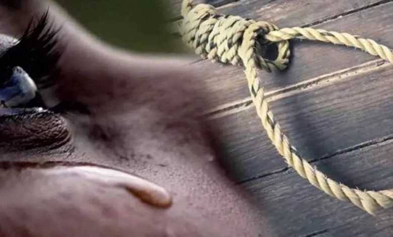 ਖੁਦ ਨੂੰ ਲਾਇਆ ਫਾਹਾ, ਪਤਨੀ ਤੇ ਪੁੱਤਰ ਨੂੰ ਦਿੱਤਾ ਜ਼ਹਿਰ