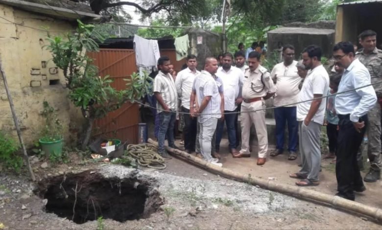 ਧਮਾਕੇ ਨਾਲ ਫਟੀ ਜ਼ਮੀਨ, ਅੰਦਰ ਸਮਾ ਗਈ ਔਰਤ