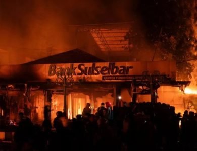 ਇੰਡੋਨੇਸ਼ੀਆ ’ਚ ਭੜਕੀ ਭੀੜ ਨੇ ਤਿੰਨ ਸੂਬਿਆਂ ਦੇ ਵਿਧਾਨ ਸਭਾ ਭਵਨਾਂ ਨੂੰ ਫੂਕਿਆ